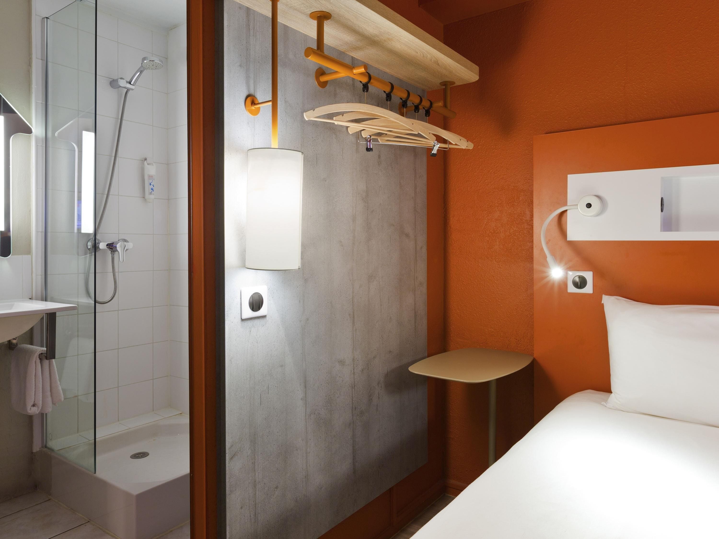 Twin kamer, 2 eenpersoonsbedden | Een bureau, verduisterende gordijnen, gratis babybedden, gratis wifi