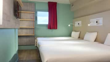 Triple Room with tree single beds | Desk, blackout drapes, free cribs/infant beds, free WiFi