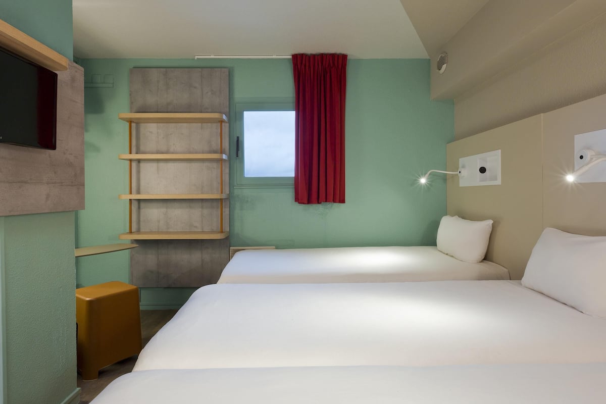 Triple Room with tree single beds | Desk, blackout drapes, free cribs/infant beds, free WiFi