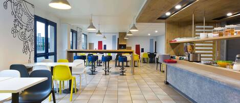 Petit déjeuner buffet servi tous les jours en supplément
