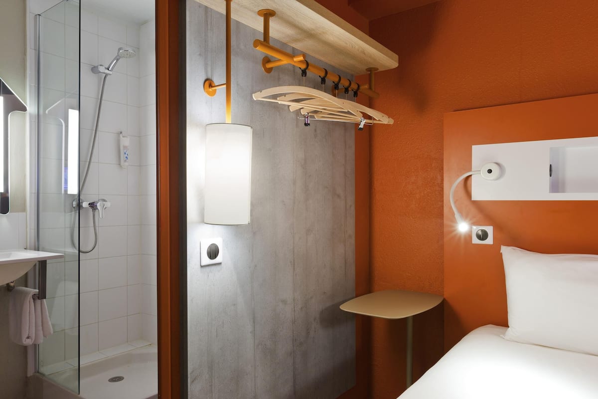 Chambre avec lits jumeaux, 2 lits une place | Bureau, rideaux occultants, lits bébé (gratuits), Wi-Fi gratuit