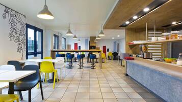Petit déjeuner buffet servi tous les jours en supplément