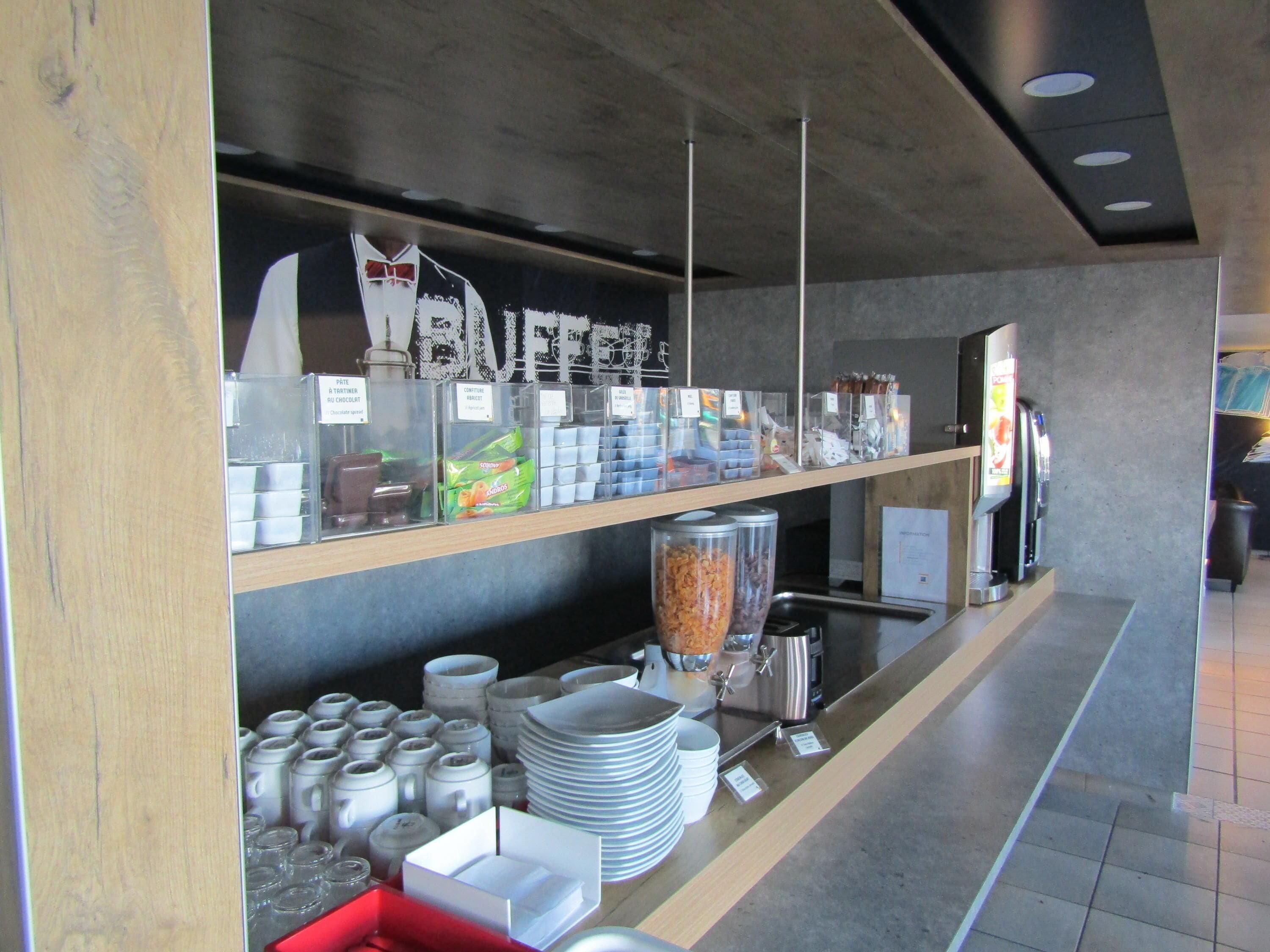 Desayuno buffet diario (EUR 8.5 por persona)