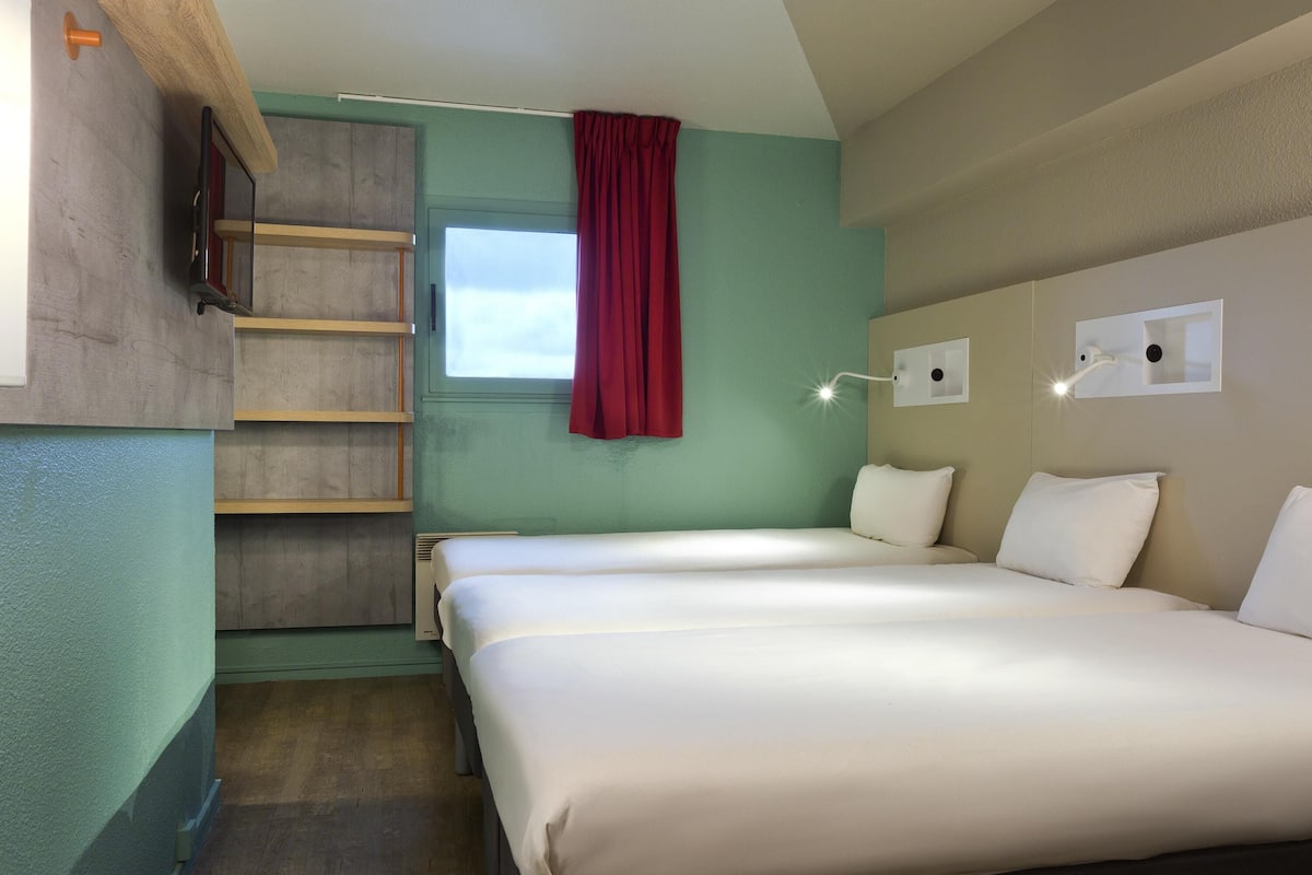 Chambre Triple avec 3 lits une place | Bureau, rideaux occultants, lits bébé (gratuits), Wi-Fi gratuit