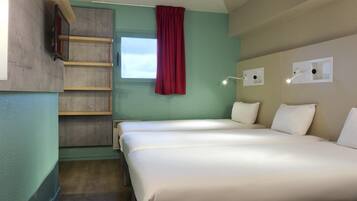 Triple Room with tree single beds | Desk, blackout curtains, free cots/infant beds, free WiFi