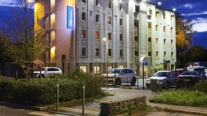A modern hotel building with a sign for 'ibis budget hotel.' - ibis budget Chilly Mazarin Les Champarts (Chilly-Mazarin)
