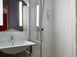 Escritorio, cortinas opacas, cunas gratuitas y wifi gratis