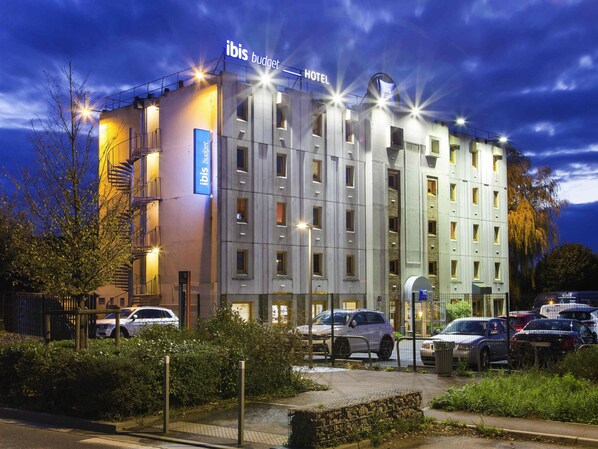 A modern hotel building with a sign for 'ibis budget hotel.' - ibis budget Chilly Mazarin Les Champarts (Chilly-Mazarin)