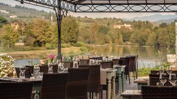 Petit déjeuner et dîner servis sur place, spécialités Cuisine régionale
