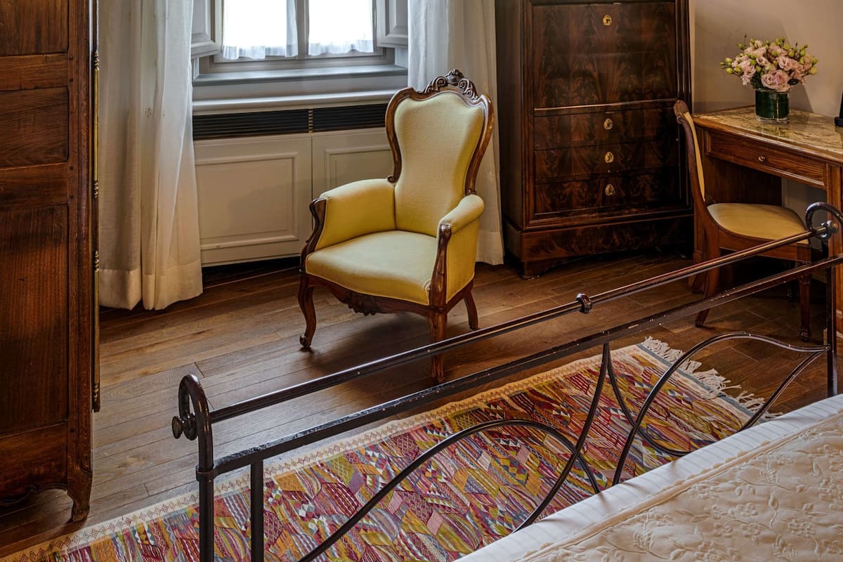 Rom – classic, 1 queensize-seng, ikke-røyk | Minibar, safe på rommet, individuelt innredet og skrivebord