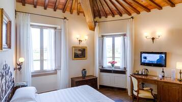 Minibar, Zimmersafe, individuell eingerichtet, Schreibtisch