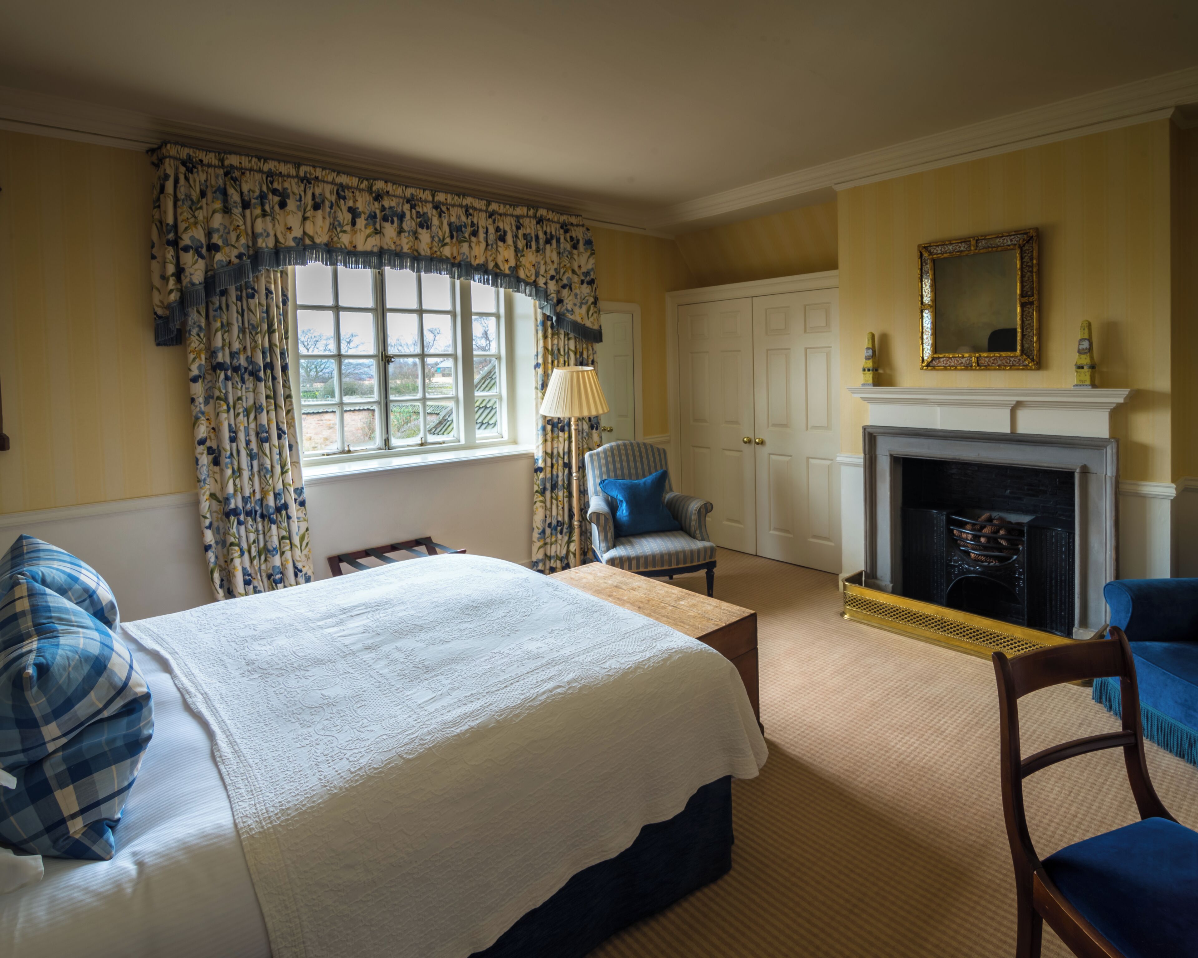 ملاءات من القطن المصري وأغطية فراش متميزة وخزنة داخل الغرفة