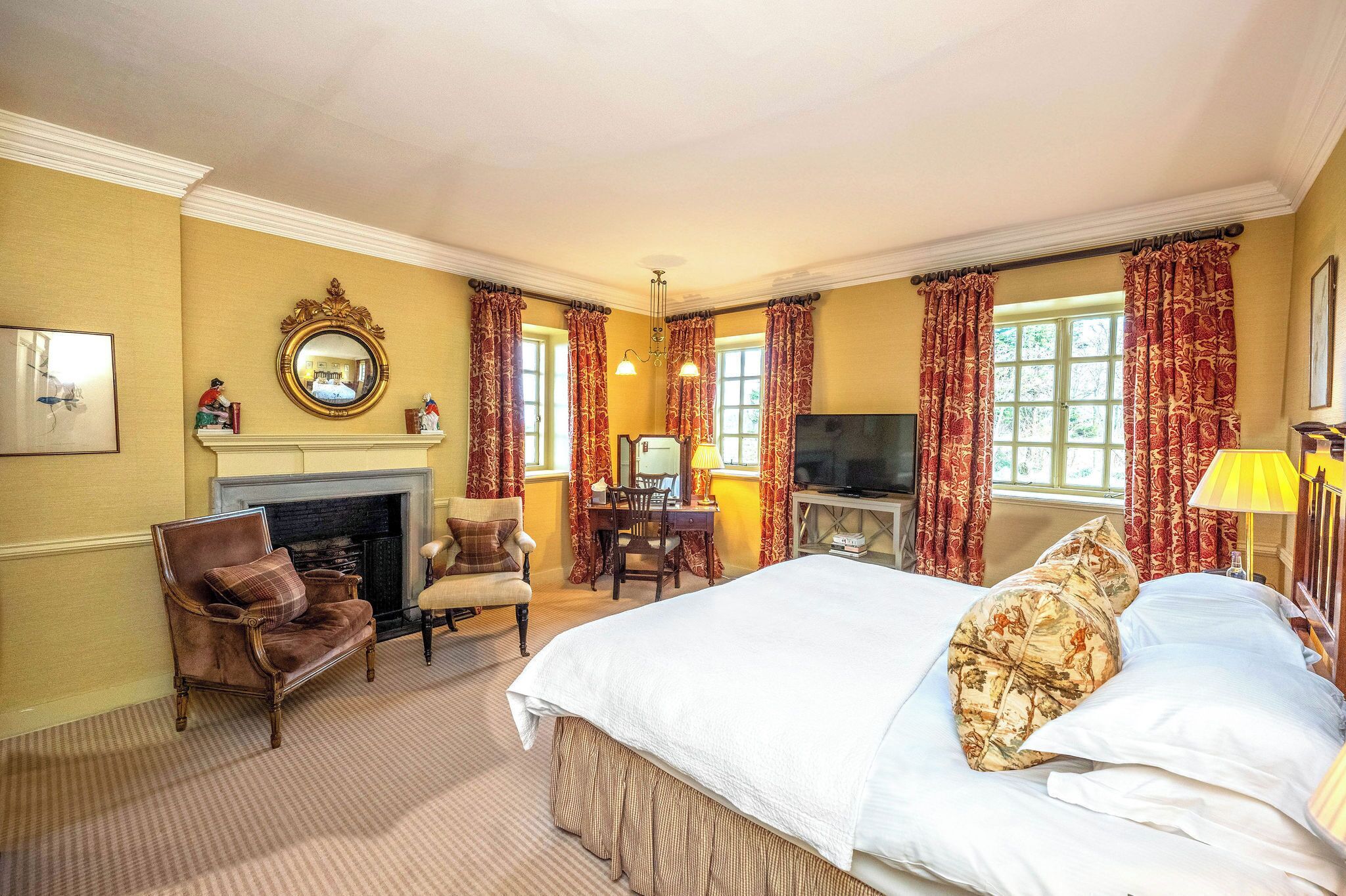 ملاءات من القطن المصري وأغطية فراش متميزة وخزنة داخل الغرفة