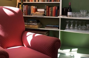 4 Bedroom Colonel's House | Oppholdsområde | En 40-tommers TV med kabel-kanaler