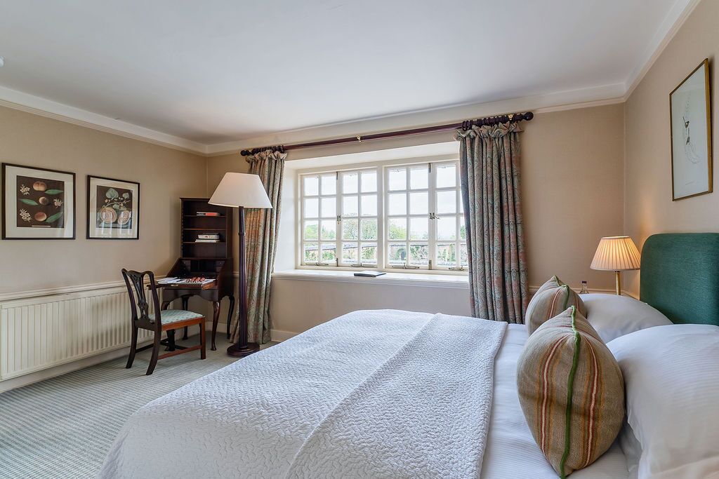 ملاءات من القطن المصري وأغطية فراش متميزة وخزنة داخل الغرفة