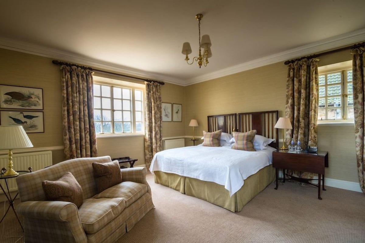 Premium bedding, in-room safe, desk, laptop workspace