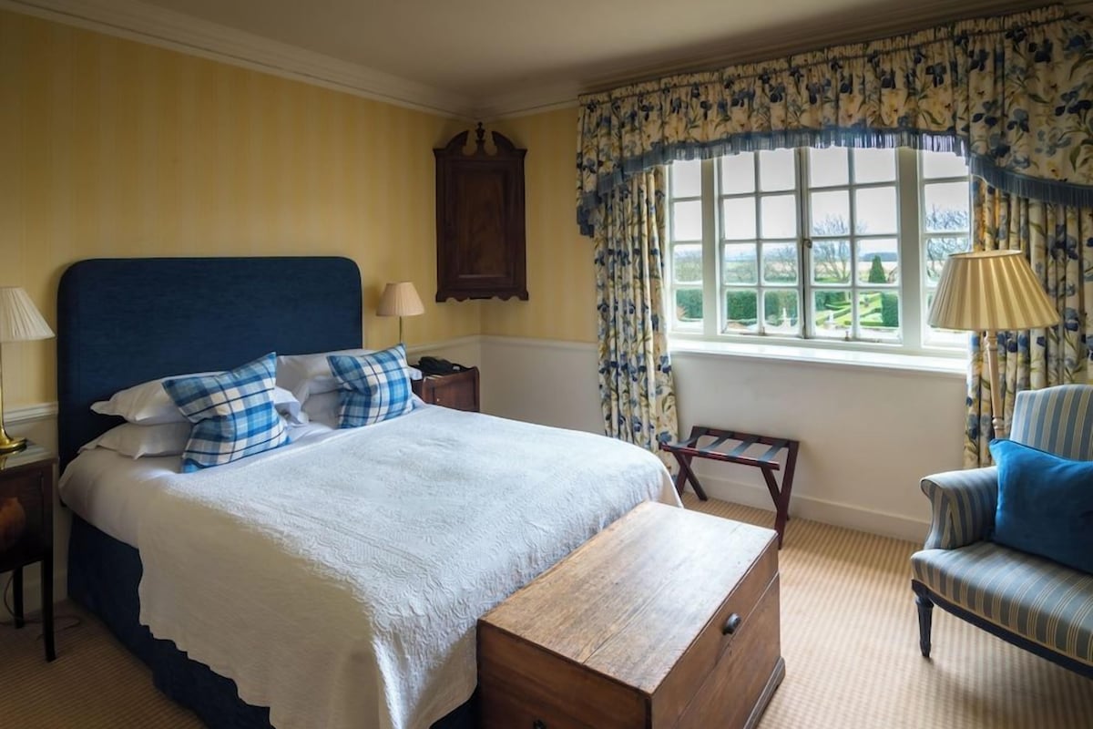 Premium bedding, in-room safe, desk, laptop workspace