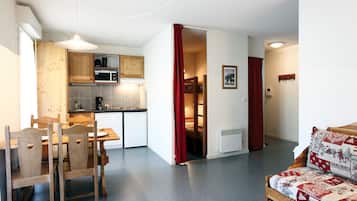 Réfrigérateur, micro-ondes, plaque de cuisson, lave-vaisselle