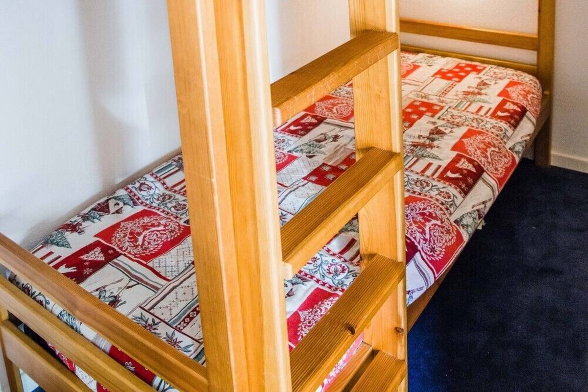 Système d’insonorisation, lit de bébé (gratuit), décor unique