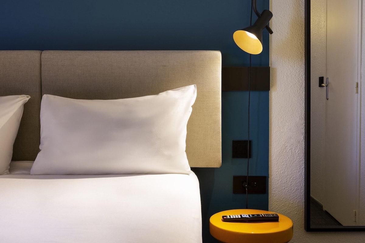 Peralatan tempat tidur premium, meja, Wi-fi percuma, cadar katil