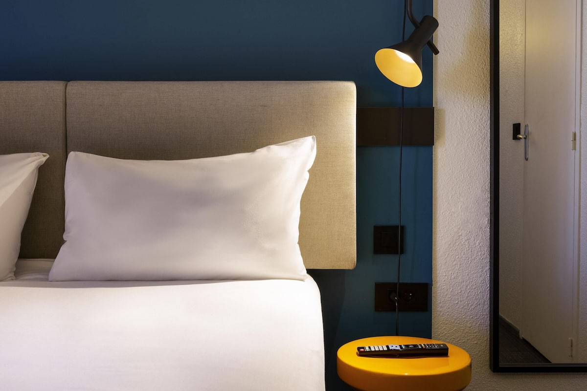 Roupas de cama premium, escrivaninha, Wi-Fi de cortesia, roupa de cama