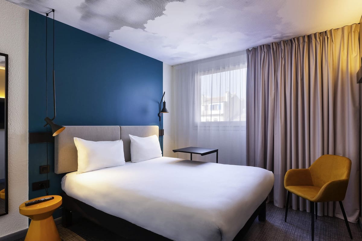 Roupas de cama premium, escrivaninha, Wi-Fi de cortesia, roupa de cama
