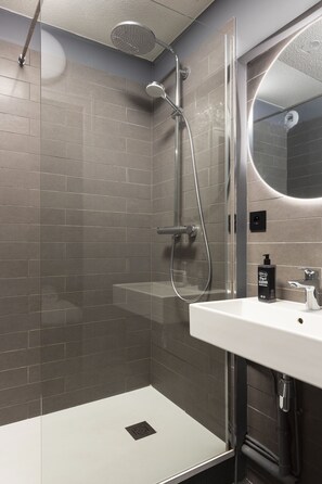 Shower, eco-friendly toiletries, towels - Ibis Marseille Centre Préfecture (Marseille)