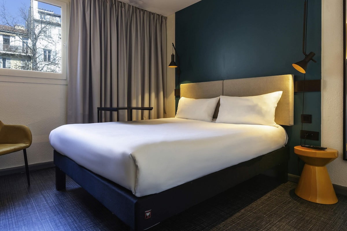 Habitación estándar, 1 cama doble | Ropa de cama de alta calidad, escritorio, wifi gratis y ropa de cama
