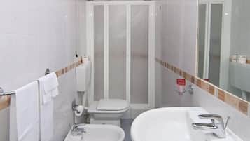 Douche, articles de toilette gratuits, sĂšche-cheveux