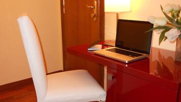 Edredón, caja de seguridad en la habitación, escritorio y wifi gratis