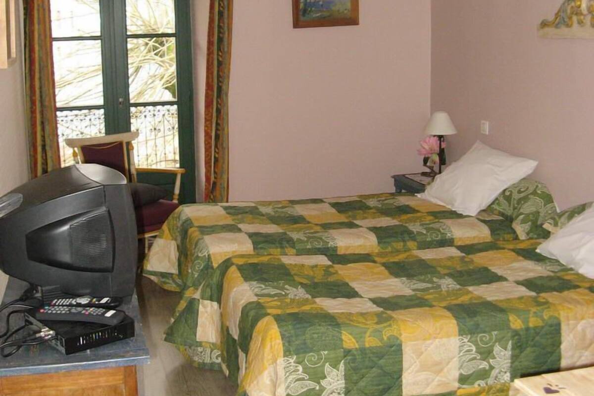 WiFi (free), bed sheets