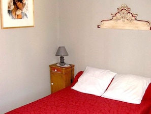 واي فاي مجانًا وملاءات أسرّة