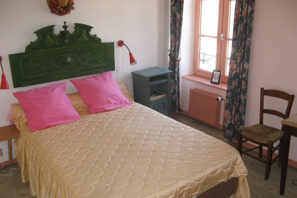 WiFi (free), bed sheets