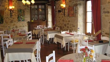Aperto a colazione, pranzo e cena, cucina francese