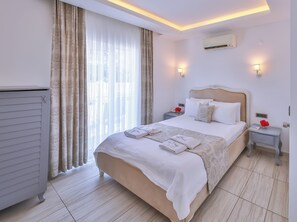Quarto casal, vista para a cidade | Roupas de cama de algodão egípcio, frigobar, quartos à prova de som