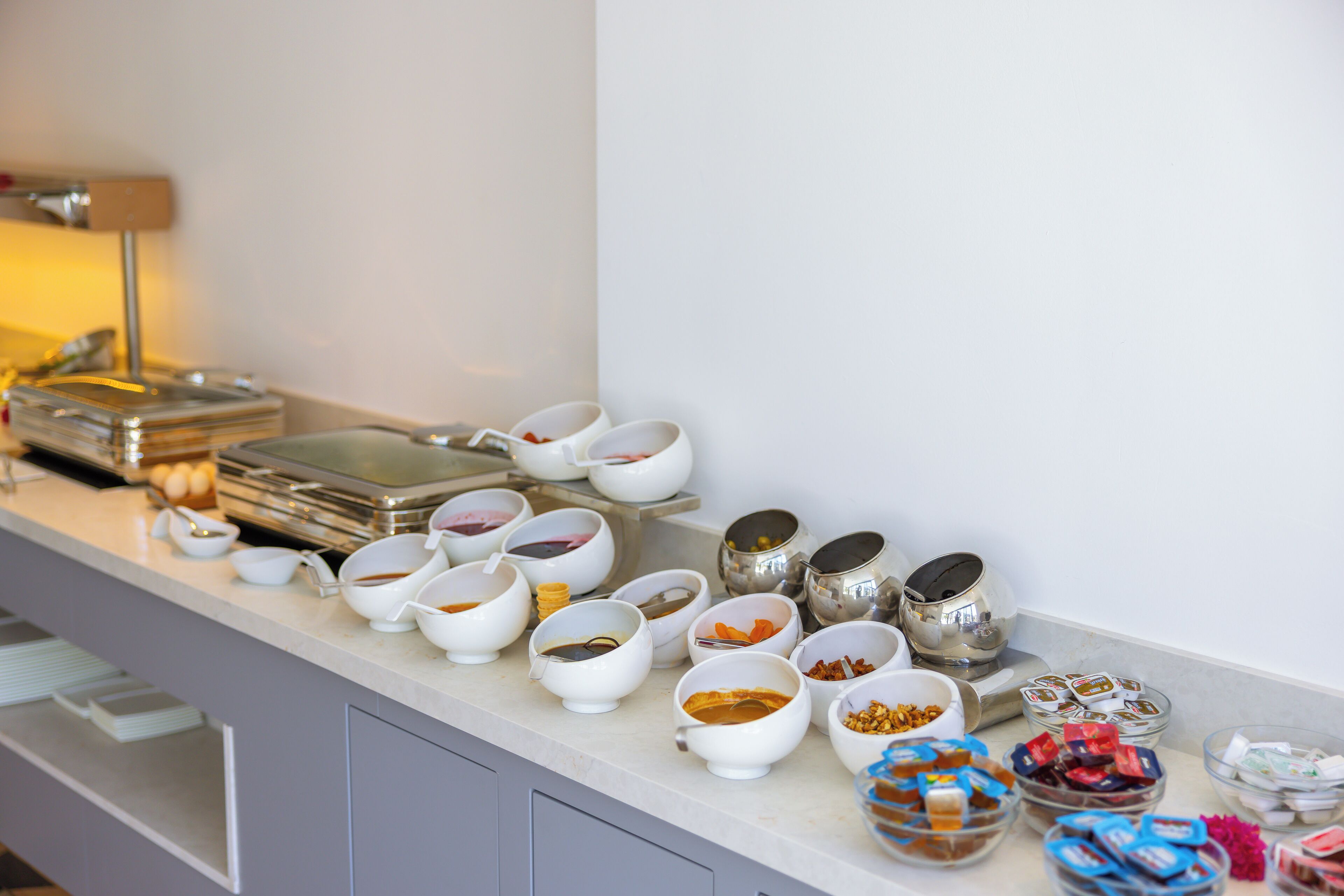 Montaje de bufé con diversos alimentos y acompañamientos.