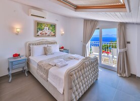 Habitación de luna de miel, vistas al mar | Sábanas de algodón egipcio, minibar, sistema de insonorización