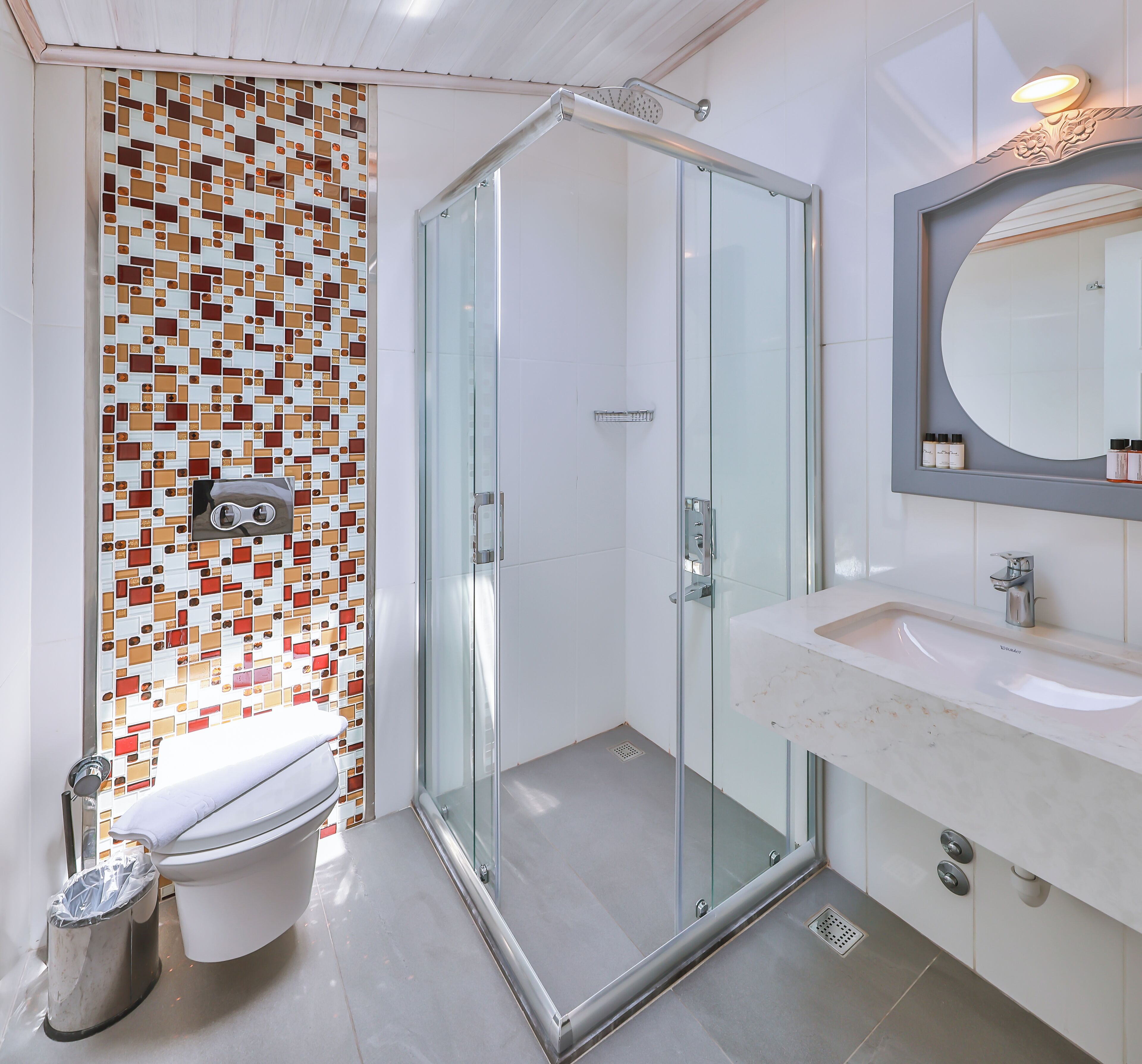 honeymoon room, sea view | bathroom | combined shower/bathtub, rainfall showerhead, hair dryer, bathrobes
