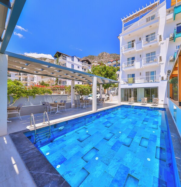 Una piscina al aire libre de temporada