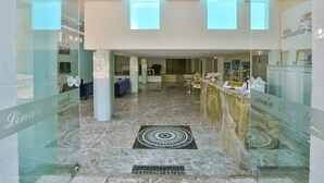 A hotel lobby with a reception desk, a reception area, and a marble floor. - Linda Beach Class Hotel - Boutique Class (Kas)