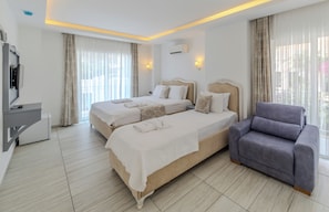 Deluxe Triple Room | Egyptian cotton sheets, minibar, soundproofing, free cribs/infant beds