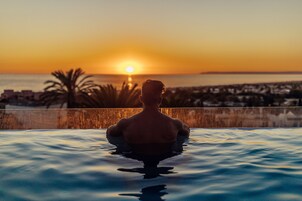 3 piscinas techadas, 2 piscinas al aire libre