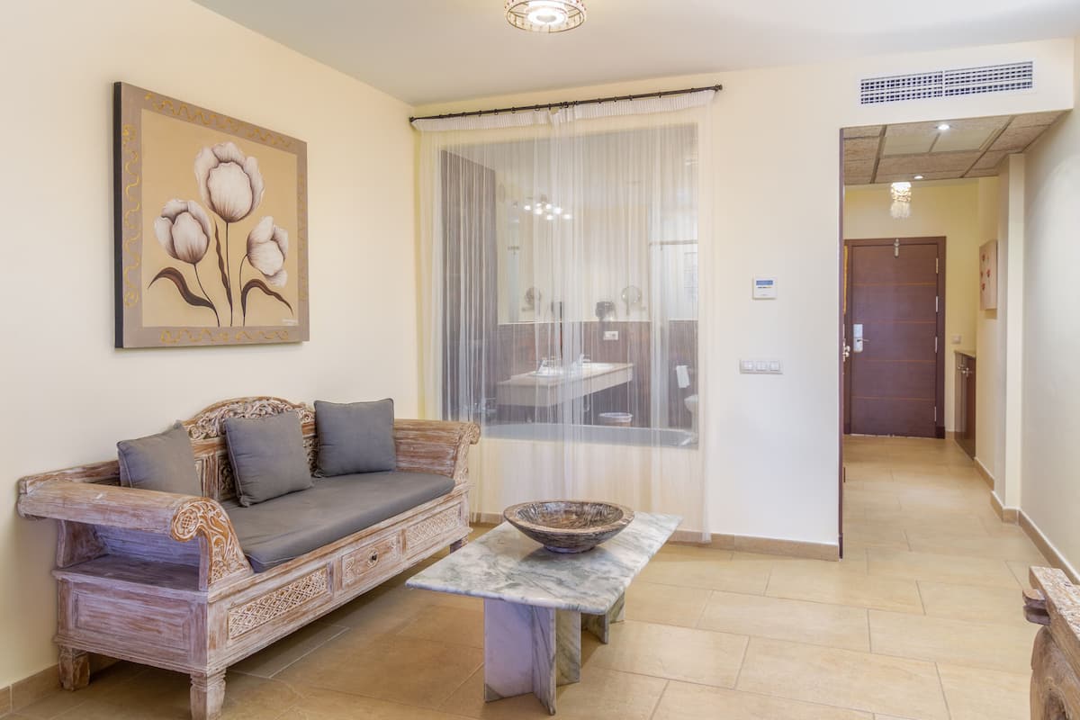 junior suite | minibar, in-room safe, individually decorated, individually furnished