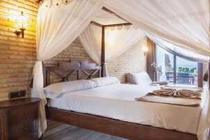 Minibar, caja de seguridad en la habitación y decoración personalizada 