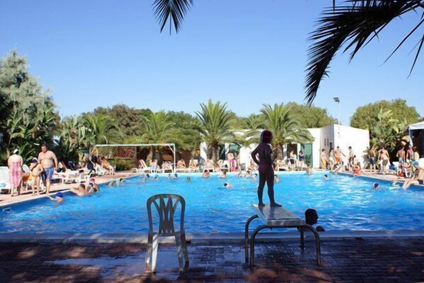 Outdoor pool, pool cabanas (surcharge), pool loungers