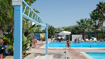 Piscine extérieure, tentes de plage, chaises longues