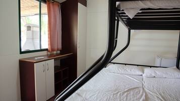 Un lit superposé avec une literie blanche, un bureau en bois avec une chaise et une armoire.