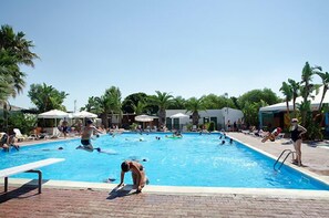 室外游泳池，收费帐篷屋，日光浴躺椅