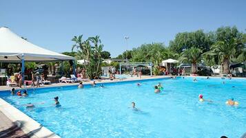 Kolam renang outdoor, dengan cabana (dengan biaya tambahan)