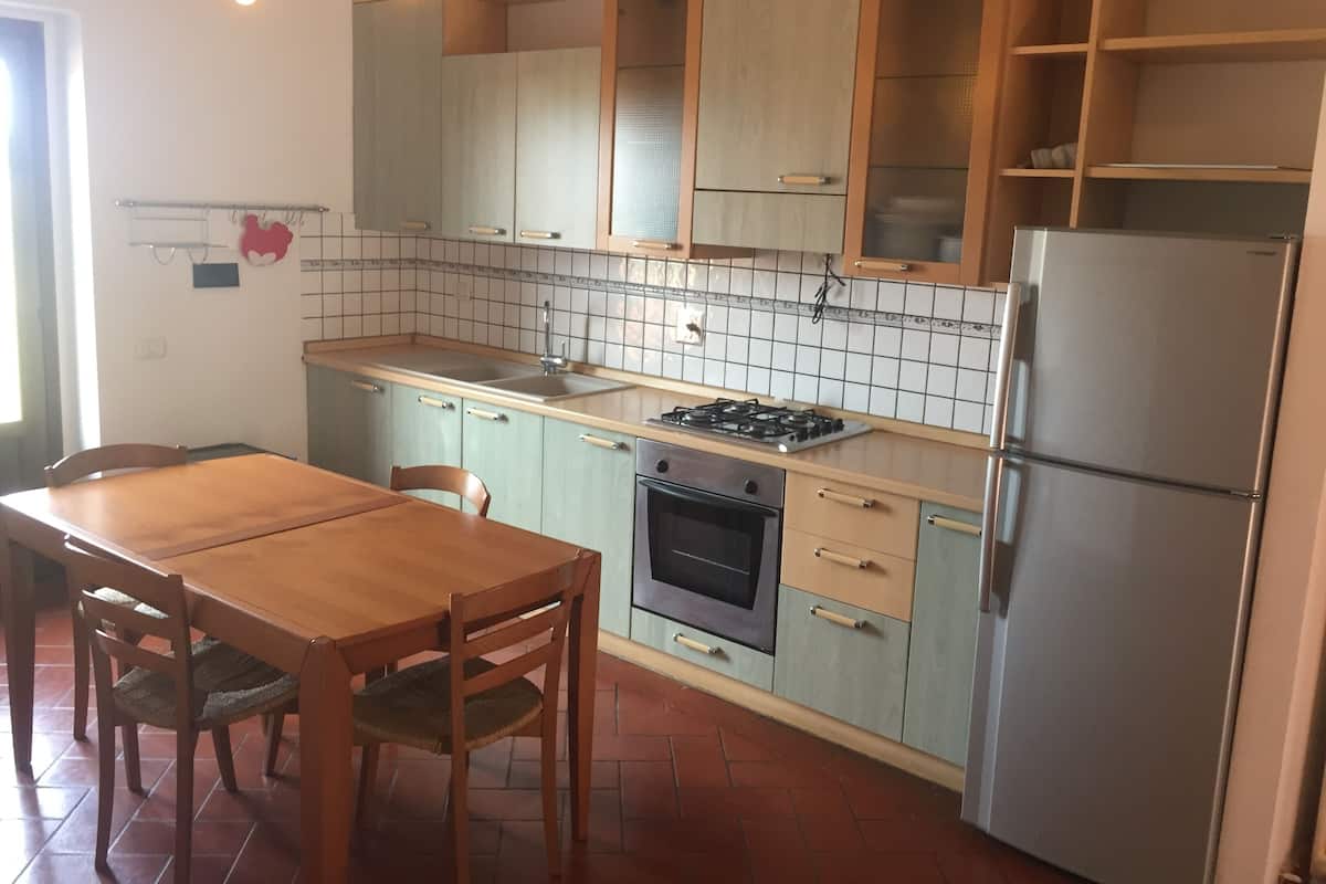 Apartamento familiar | Cocina privada | Horno, placa de cocina, molinillo de café y utensilios de cocina